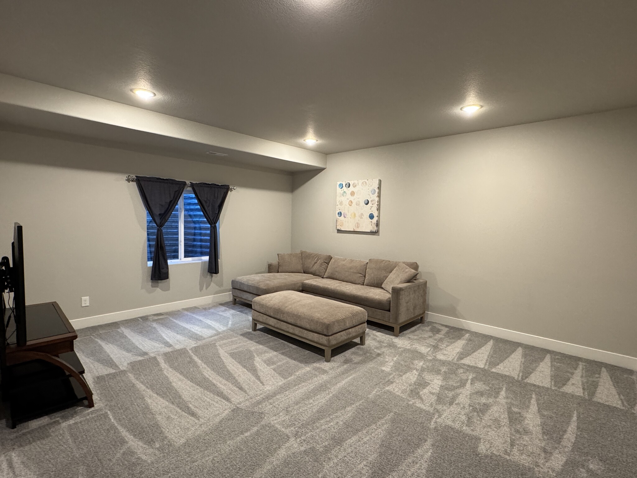 #1 Private Basement Living Room - 7718 Sun Shimmer Vw