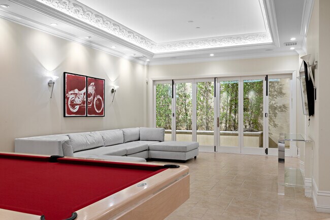 Building Photo - 718 N Rodeo Dr