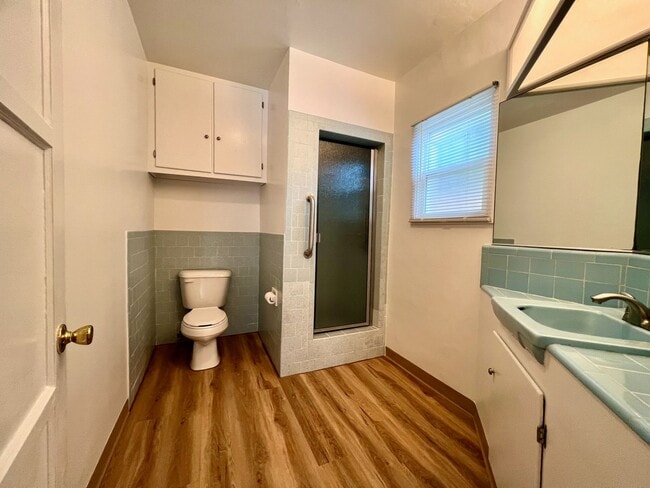 Building Photo - Large 3 Bedroom 2 Bath Home