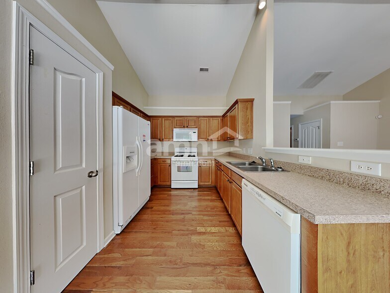 Building Photo - 714 W Parris Ave