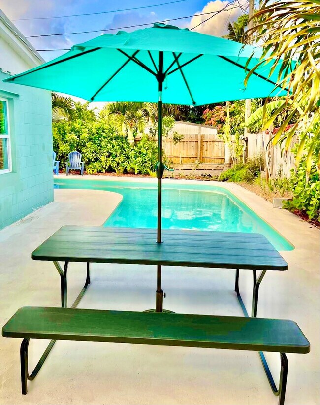 Building Photo - 133 NE 1st St