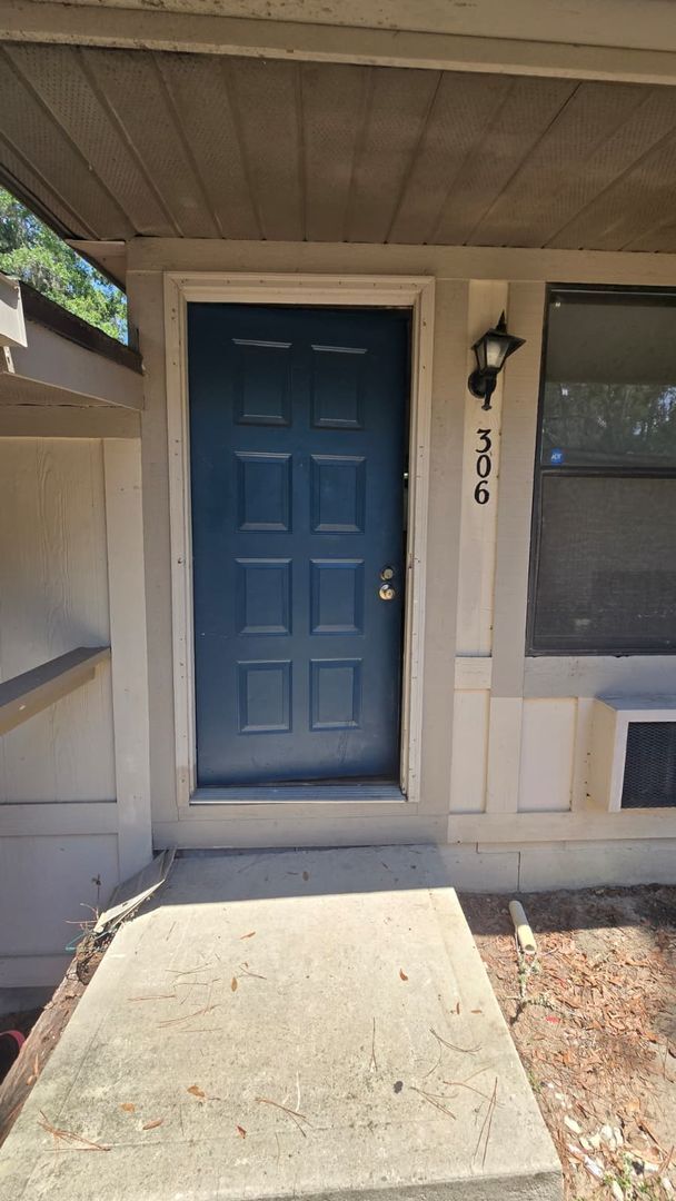 Building Photo - Fully Renovated 1/1 Available for Immediat...