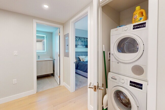 Building Photo - 932 Broadway