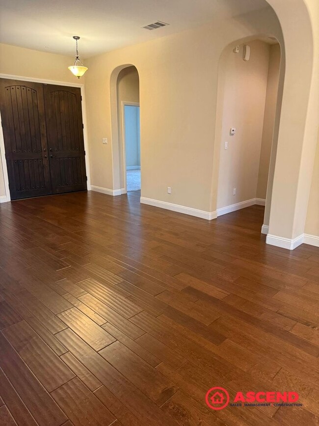 Building Photo - Stunning 4 bedroom + office in Seven Oaks!