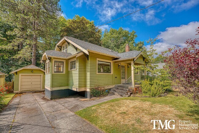 Building Photo - 3 BD SW Portland Home Near Multnomah Village