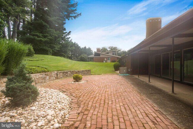 Building Photo - 3406 Woodvalley Dr