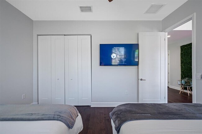 Building Photo - 902 W Plymouth St