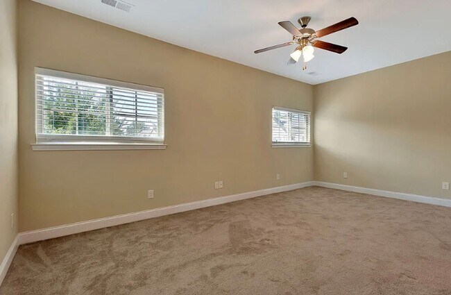Building Photo - Three Master Suites - Super Location- Bell...