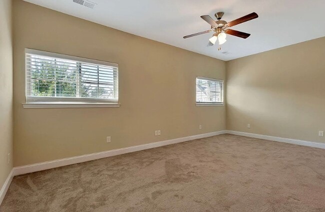 Building Photo - Three Master Suites - Super Location- Bellevue Area