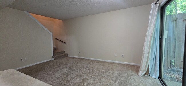Building Photo - Townhome convenient to shopping and schools