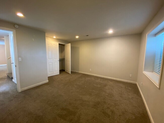 Building Photo - 5 bedroom / 3 bathroom Single Family Home