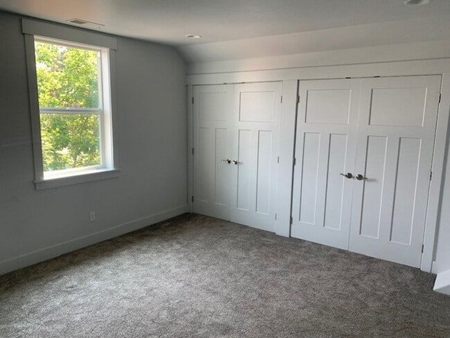 Building Photo - 3 Bed/2.5 Bath Single Family Home in NE Bend