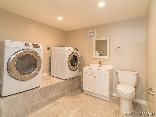 Building Photo - Moanalua Gardens 2BR/1.5Ba w/ 2 Parking