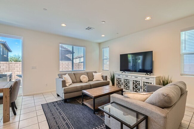 Building Photo - 4 Bed 3 Bath Luxury FURNISHED Home for Rent!
