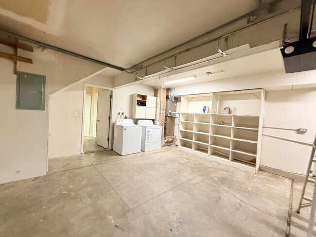 Building Photo - 5900 SW Ellerson Terrace