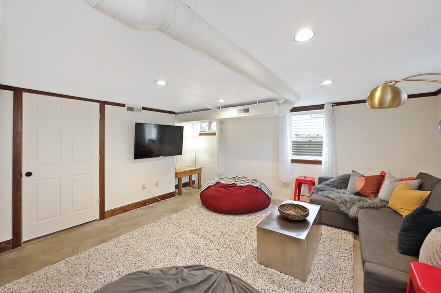 Building Photo - 2323 SE Pine St