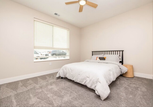 Building Photo - Vervain-1 Bedroom + Den B