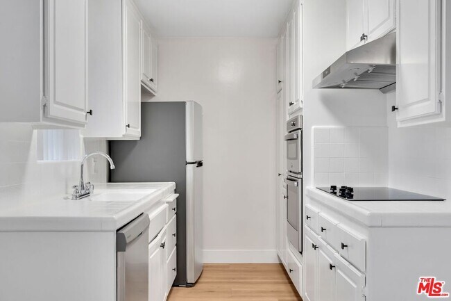 Building Photo - 1110 S Oakhurst Dr