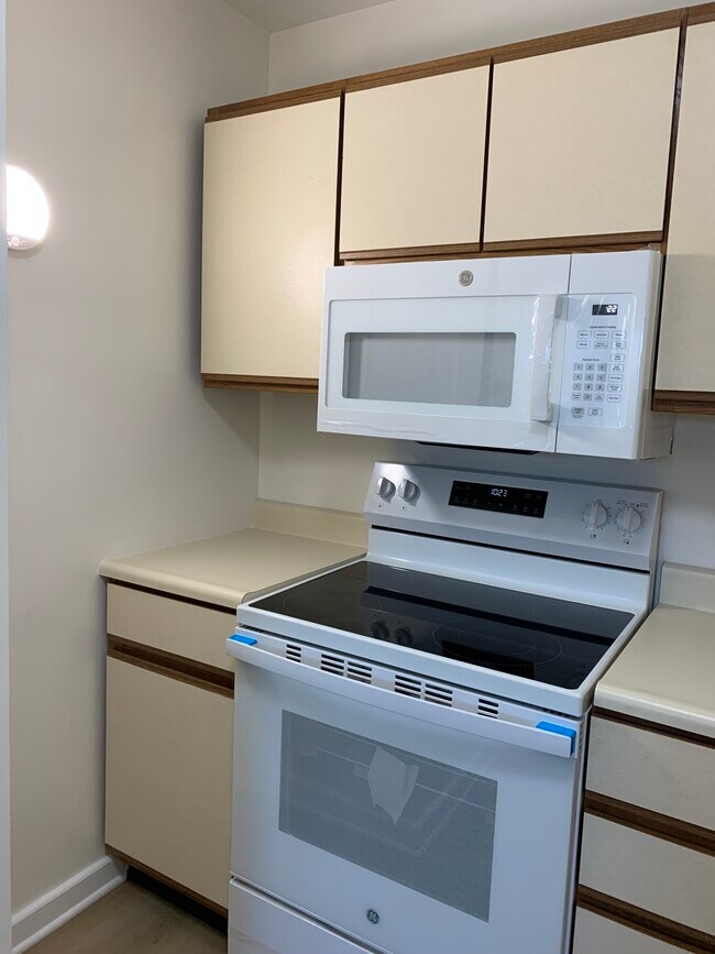 Building Photo - 11 Warren Lodge Ct