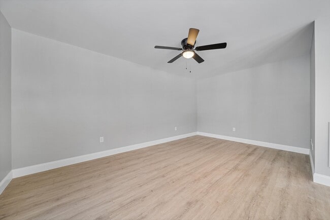 Building Photo - 142 S Main St