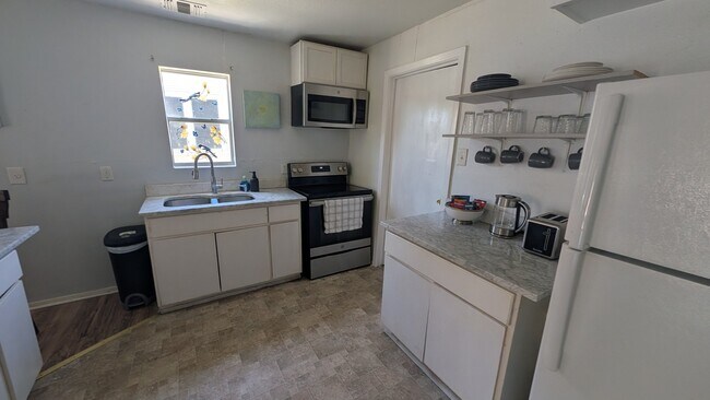 Building Photo - 331 Gardina St