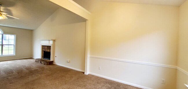 Building Photo - 10600 Redbud Ln