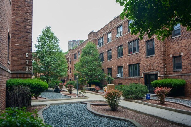 Building Photo - 635.5 W Cornelia Ave