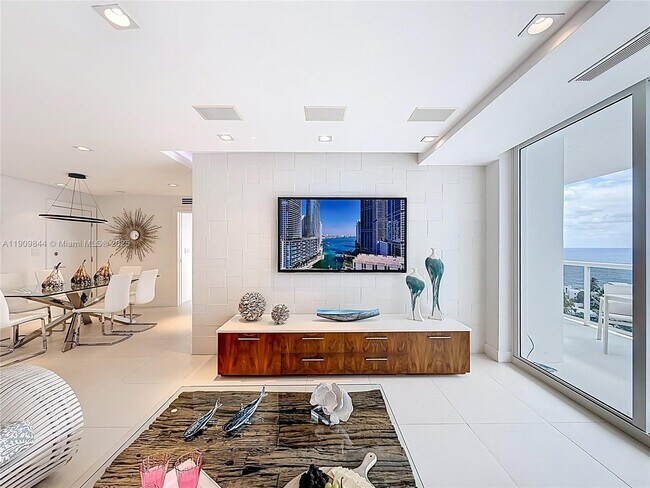 Building Photo - 2715 N Ocean Blvd