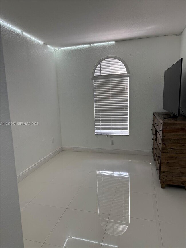 Building Photo - 3951 NE 13th Dr