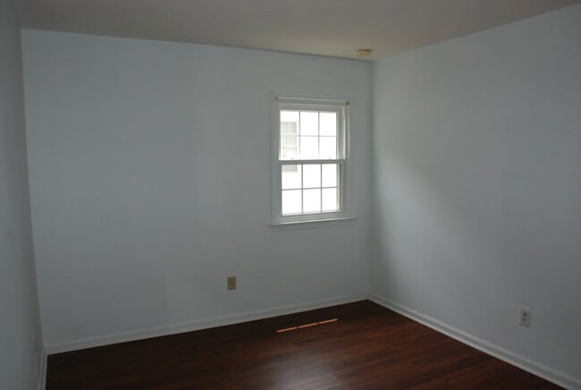 Building Photo - 3 Bedroom, 2.5 bath house in Newport News-Bernard Village