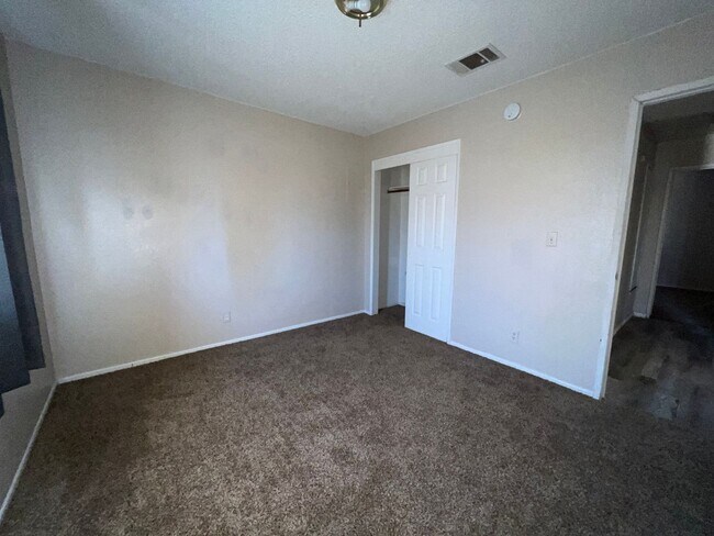 Building Photo - 419 W Wilson Ave