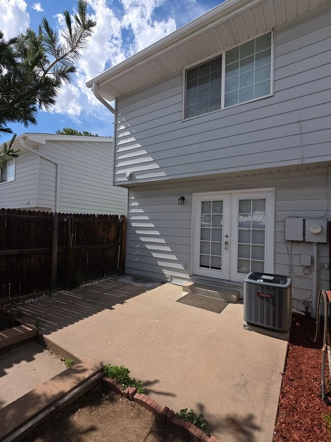 Building Photo - Great 3 Bedroom Townhouse In Aurora!