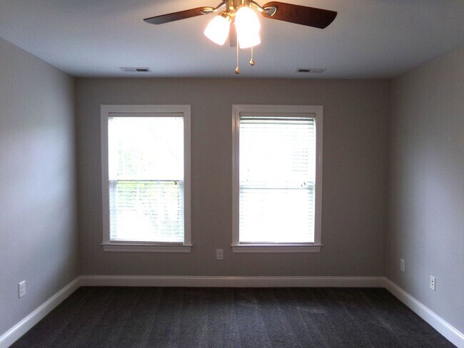 Building Photo - Beautiful Home in Indian Hills