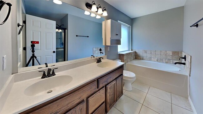 Building Photo - 16208 Romeo Dr