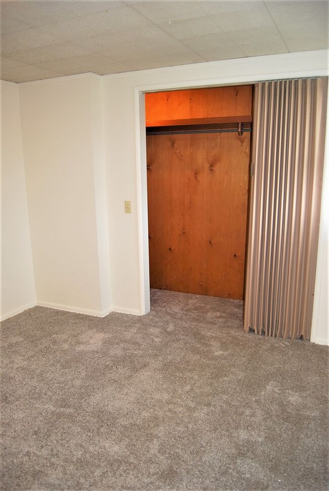 Building Photo - 2 Bedroom 1 Bath Apt. Newberg OR 97132