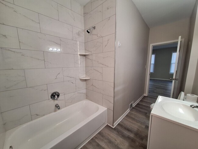 Building Photo - Spacious lower level 2 bedroom