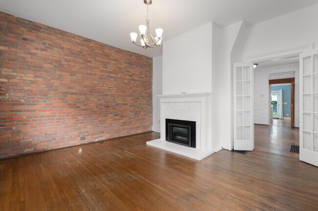 Building Photo - 302 E Sycamore St