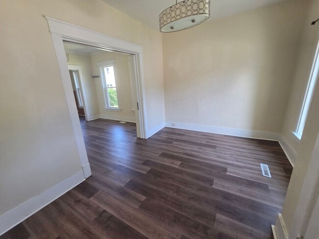 Building Photo - Lower 3 bedroom unit