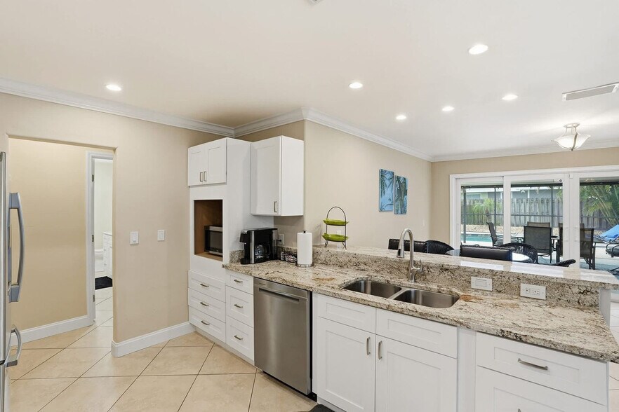 Building Photo - 660 100th Ave N