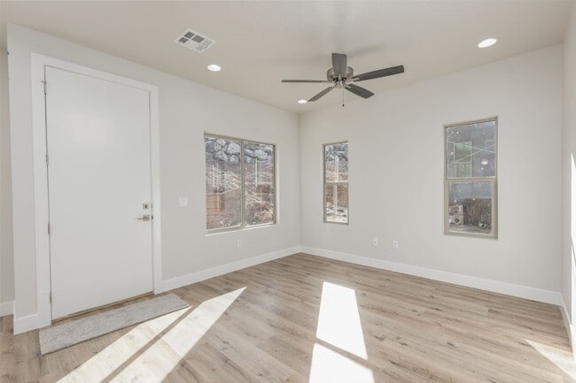 Building Photo - Pet Friendly! - Charming 3 Bedroom Townhome