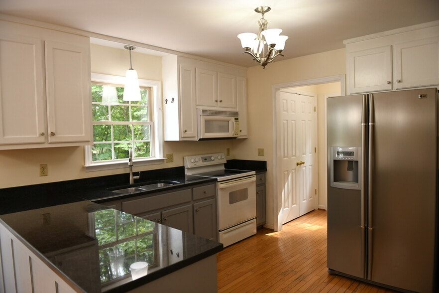Kitchen - granite countertops - 19295 Briar Patch Dr