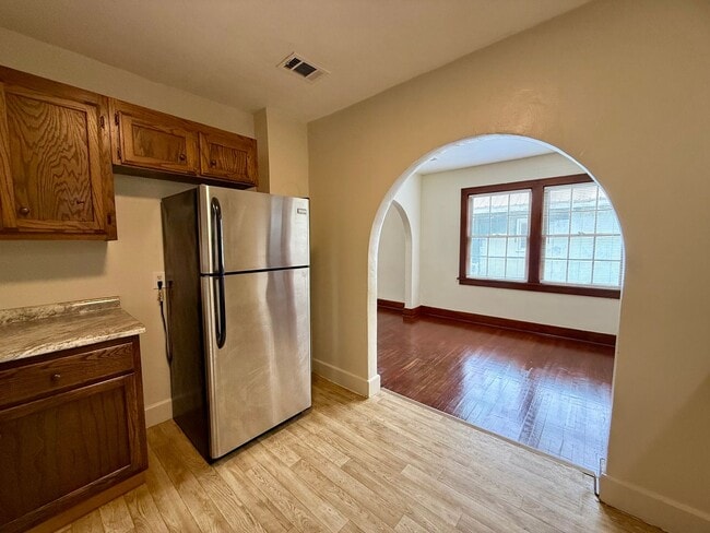 Building Photo - Welcome to this Beautiful Home in Downtown Paragould, AR!