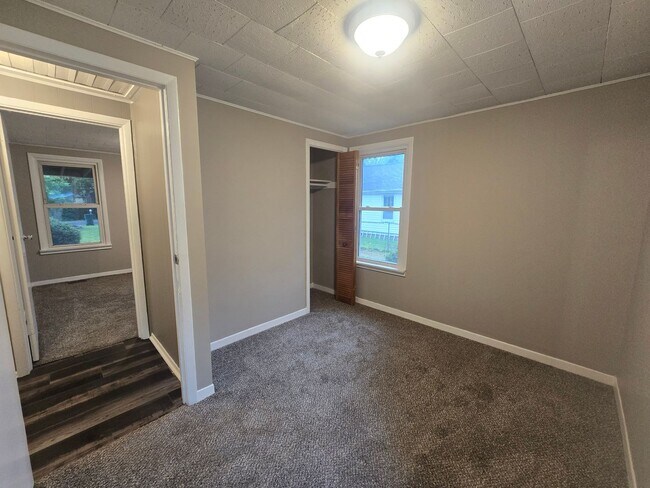 Building Photo - 3 Bedroom Home in Champaign!