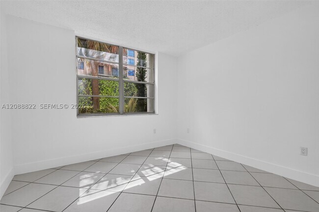 Building Photo - 9360 Fontainebleau Blvd