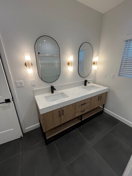 Building Photo - 2029 W Corvina Ave