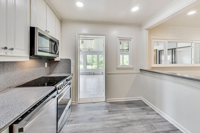 Building Photo - 5 Bed / 3 Bath / deep lot/ 2 driveways and...