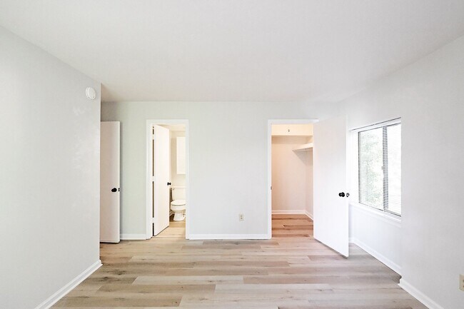 Building Photo - Four Seasons Condo Near Rt 29 Shopping & Dining