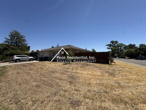 Building Photo - Nice 2bd/1ba Carmichael Duplex with 1 Car Garage