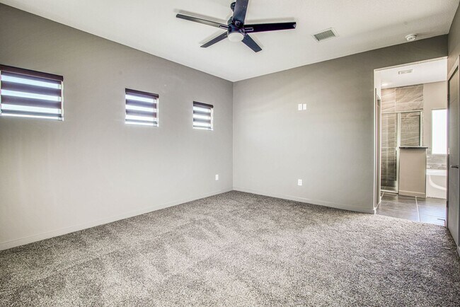 Building Photo - Beautiful East side House 4 bed-2.5 baths, part of The Overlook Casa Club that includes Swimming ...