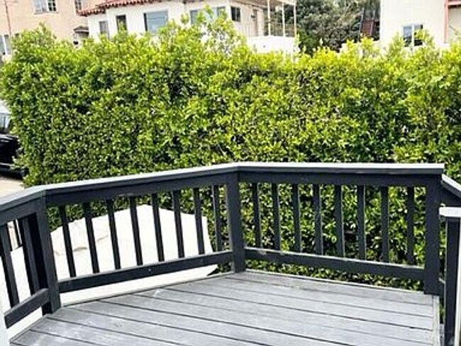 Building Photo - Upstairs 2 Bedroom Apartment with Extra St...
